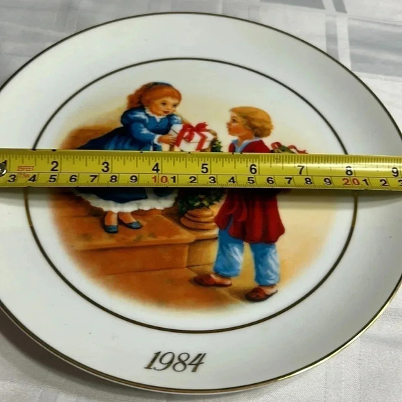 1984 AVON 9” PORCELINE 22 K  gold trim! EXCELLENT CONDITION. JOY OF GIVING - Picture 9 of 11